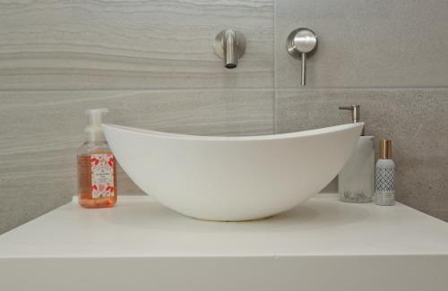 Treburrick House | Stunning home, sea views, walk to beach