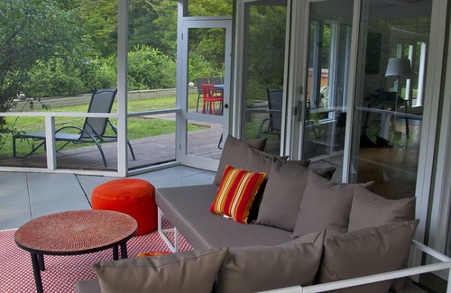 Woodstock House | Stunning home with pool, spa, mountain views, sleeps up to 10, walk to Woodstock
