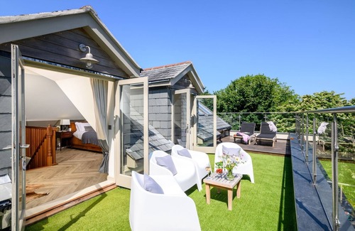Mousehole House | Stunning House above Mousehole Harbour, Relax in Space & Style, Garden & Parking