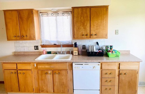 Cheektowaga House | Stunning house near by airport. No party allowed no loud music allowed