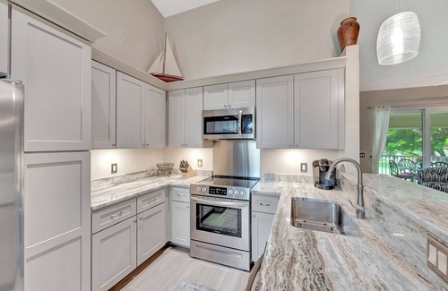 Naples House | Stunning Lakefront 2bd/2 bath townhouse + office/den + garage in charming Naples