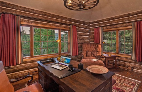 Avon House | Stunning Log Retreat + Game Room | Pioneer Lodge