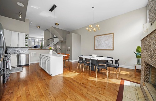 Noble Square House | Stunning MODERN Home Downtown/RiverWest Close to Fulton Market & United Center