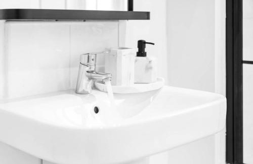 Stonnall Apartment | Stunning Modern Home In Birmingham