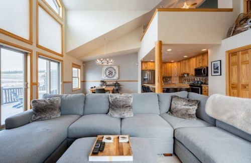Pole Creek House | Stunning Modern Mountain Retreat with Private Hot Tub