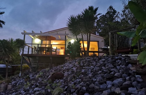 Mahinepua Cottage | Stunning ocean front cliff top cottage