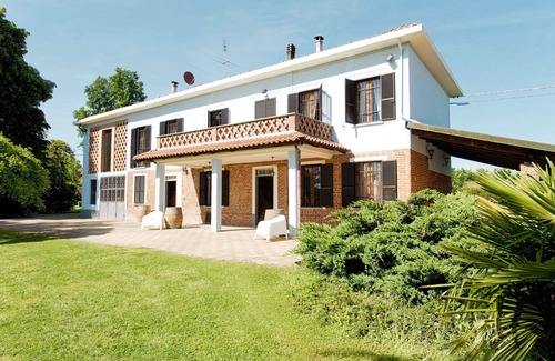 San Damiano dʼAsti House | Stunning private villa for 9 people with A/C, WIFI, private pool, TV, patio and pets allowed