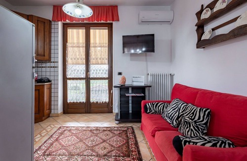 Montegrosso dʼAsti House | Stunning private villa for 4 guests with WIFI, private pool, A/C, TV, patio and pets allowed