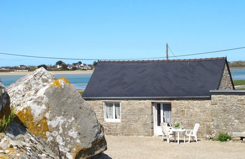 Plounevez-Lochrist House | Stunning private villa for 2 guests with pets allowed