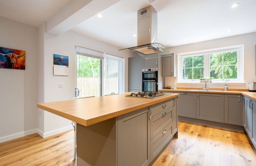 Drumnadrochit House | Stunning private villa for 8 guests with WIFI, TV, patio and pets allowed