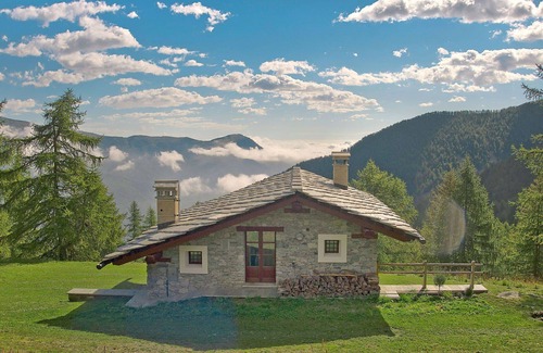 Sampeyre House | Stunning private villa for 9 guests with TV and patio