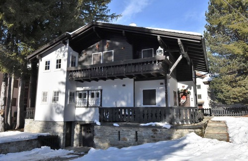 Madesimo House | Stunning private villa for 9 guests with WIFI, hot tub, TV, balcony and pets allowed