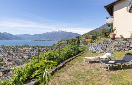 Gordola House | Stunning private villa for 4 people with WIFI, TV, balcony, pets allowed and panoramic view
