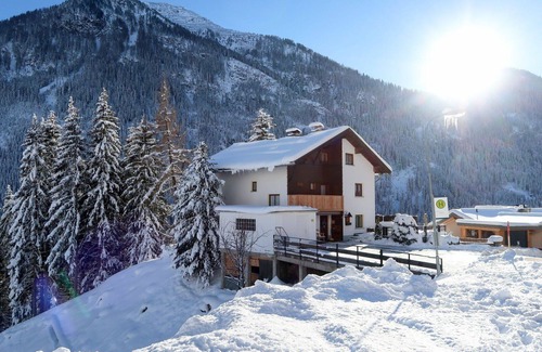 See House | Stunning private villa for 10 guests with WIFI, TV and balcony