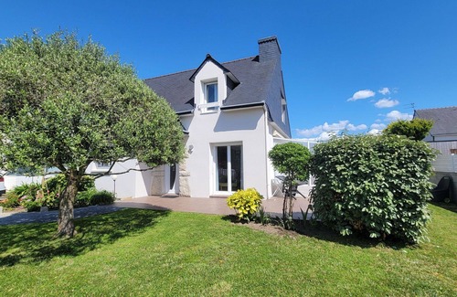 Erdeven House | Stunning private villa for 8 guests with WIFI, TV, terrace and pets allowed