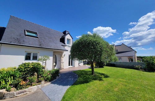 Erdeven House | Stunning private villa for 8 guests with WIFI, TV, terrace and pets allowed