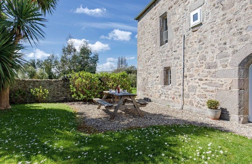 Reville Villa | Stunning private villa for 4 guests with TV and parking