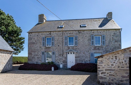 Reville Villa | Stunning private villa for 4 guests with TV and parking