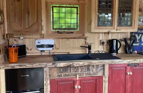 Balnain House | Stunning private villa for 3 guests with WIFI, TV, pets allowed and panoramic view