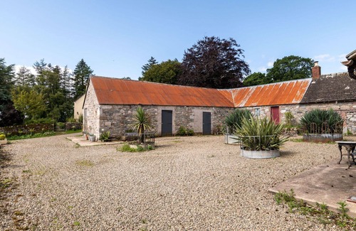 Kirriemuir Villa | Stunning private villa for 10 people with WIFI, patio and panoramic view