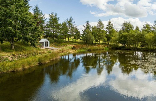 Kirriemuir Villa | Stunning private villa for 10 people with WIFI, patio and panoramic view