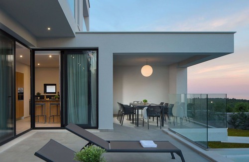 Viskovici Villa | Stunning private villa for 6 people with WIFI, A/C, private pool, TV, terrace and pets allowed