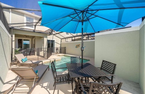 Campbell Villa | Stunning Retreat Townhouse 10 mins to Disney with Pool
