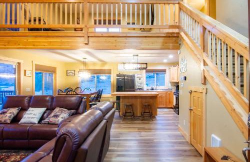 Salmon House | Stunning Salmon Riverfront Cabin