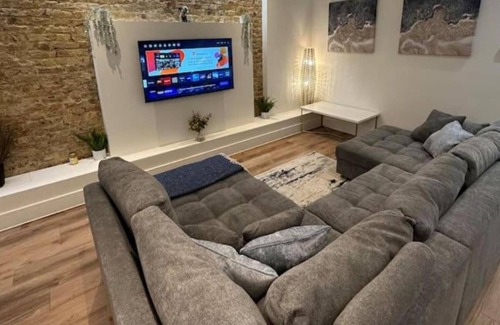 Westcliff-on-Sea Apartment | Stunning & Sleek 2BR w/WiFi & Netflix - City Centre Nr Cliffs Pavillion