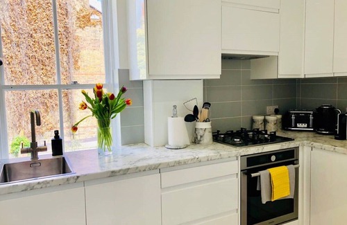 Highgate Apartment | Stunning studio with funky decor in Highgate village - perfect for couples!