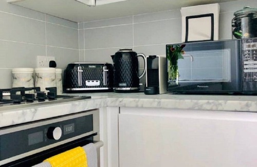 Highgate Apartment | Stunning studio with funky decor in Highgate village - perfect for couples!