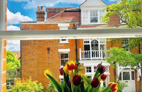 Highgate Apartment | Stunning studio with funky decor in Highgate village - perfect for couples!