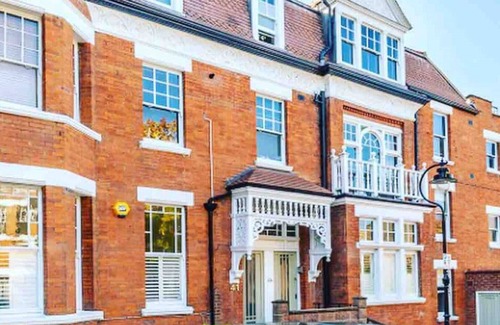 Highgate Apartment | Stunning studio with funky decor in Highgate village - perfect for couples!