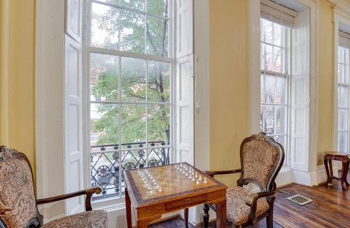 Mount Vernon House | Stunning Victorian Mansion, Baltimore near Inner Harbor with 10 BR and 4 carpark