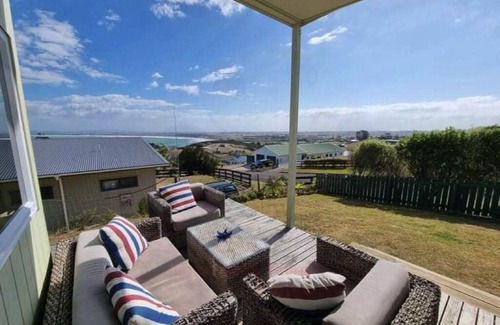Karkari Peninsula House | Stunning views of the bay - 2 min to the beach!