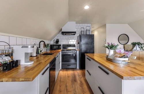 Bow Cottage | Stunning Views of the Salish Sea - perfect getaway for 2!