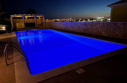 Lagoa Villa | Stunning , views, walk to beach!