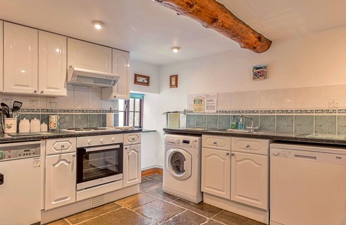 South Cheriton House | Stunning villa for 4 guests with WIFI, TV and pets allowed