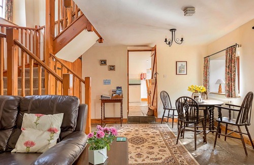 South Cheriton House | Stunning villa for 4 guests with WIFI, TV and pets allowed