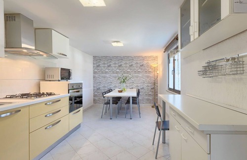 Muzini House | Stunning villa for 7 people with WIFI, private pool, A/C, terrace and pets allowed