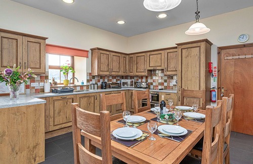 Glandyfi House | Stunning villa for 6 guests with WIFI, hot tub, TV and pets allowed