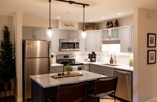 Blackcomb Villa | Stunning Whistler Upper Village 3BR: Sleeps 5, Patio+ BBQ,Free Parking & Near Lakes!