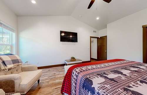 Fir Grove Estates House | Stunning wilderness retreat with firepit, hammock, AC, & W/D