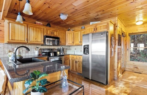 Mineral Bluff Cabin | Stunning YR mountain views 15 mins from it all with fireplaces, hot tub & pets!