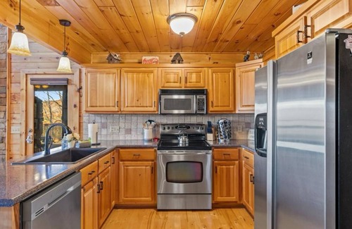 Mineral Bluff Cabin | Stunning YR mountain views 15 mins from it all with fireplaces, hot tub & pets!