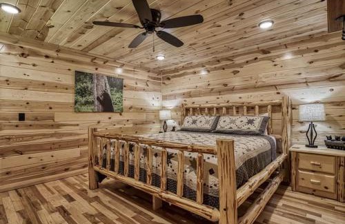 White Oak Lodge House | Stunning32 with Free Tickets to Dollywood,Anakeesta,Aquarium,Ziplining&MoreBeds on main level