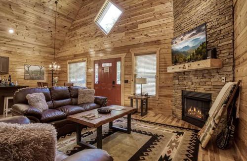 White Oak Lodge House | Stunning32 with Free Tickets to Dollywood,Anakeesta,Aquarium,Ziplining&MoreBeds on main level