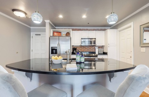 Greenville Downtown Apartment | Stylish 1 BDRM just off Main St with King Bed