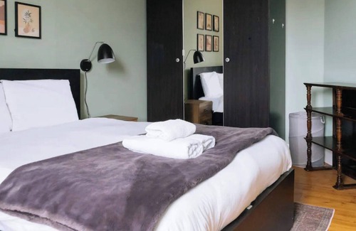 Edinburgh Apartment | Stylish 1BD Flat - Abbeyhill