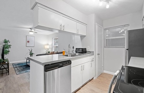 Highland Apartment | Stylish 1BR Near UT Highland Evonify